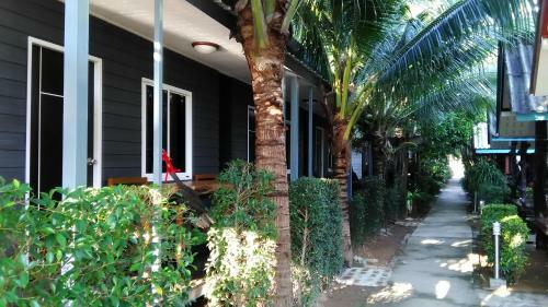 Hotel Lanta New Coconut Bungalow