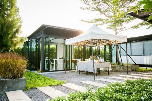 Hotel The Restro