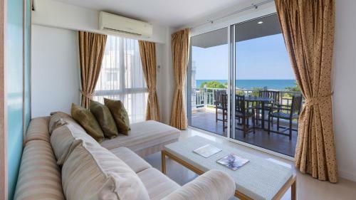 Apartamentos Baan Poolom Beachfront Condominium
