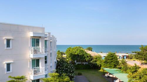Apartamentos Baan Poolom Beachfront Condominium