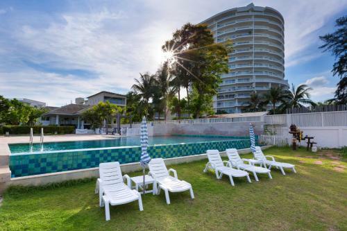 Apartamentos Baan Poolom Beachfront Condominium