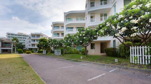 Apartamentos Baan Poolom Beachfront Condominium