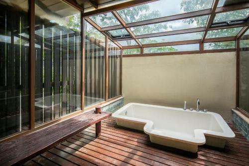Hotel Yalong Bay Villas & Spa