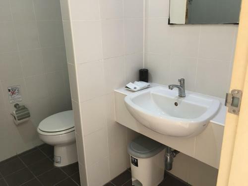 Hostal Gold Shop Room For Rent