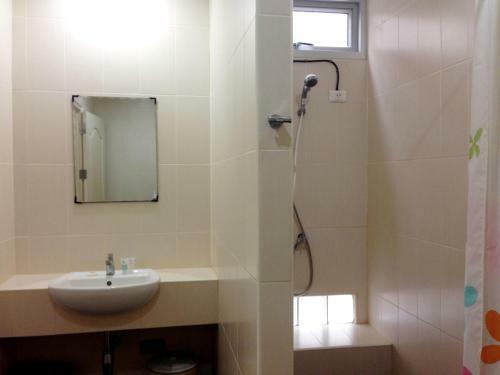 Hostal Gold Shop Room For Rent