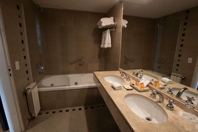 Hotel Cacique Inacayal Lake & Spa
