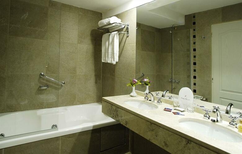 Hotel Cacique Inacayal Lake & Spa