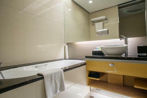 Regal Jinfeng Hotel
