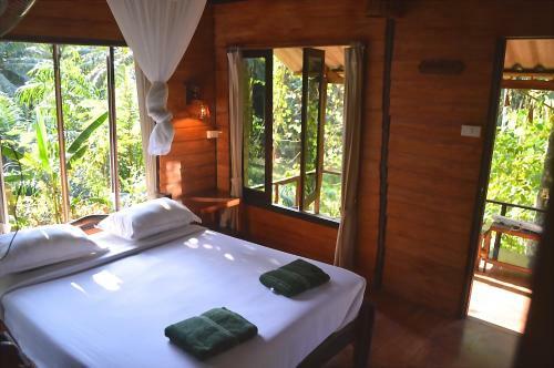 Lodge Khaosok Riverside Cottages