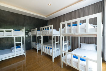 Hostal Ibiza House Phi Phi