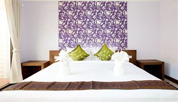 Hostal Ibiza House Phi Phi