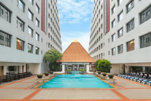 Twin Towers Hotel