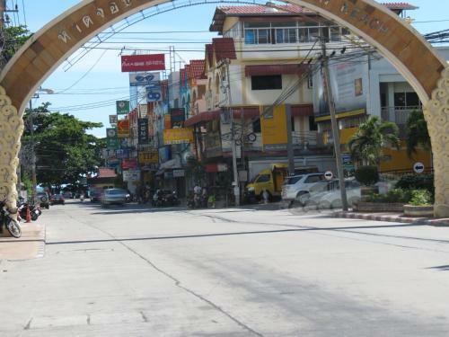Jomtien Plaza Suite Apartments