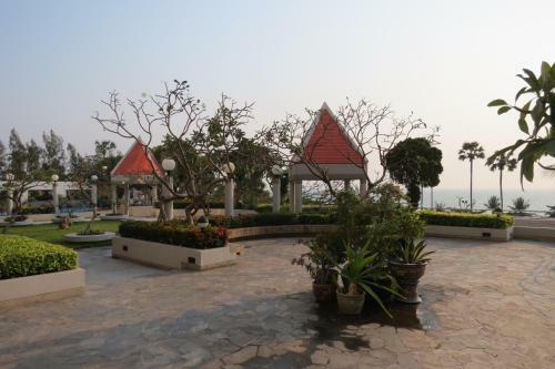 Jomtien Plaza Suite Apartments