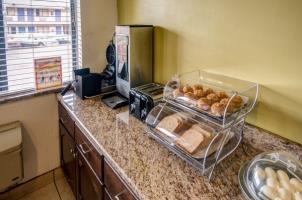 Hotel Econo Lodge East