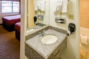 Hotel Econo Lodge East