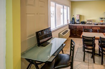 Hotel Econo Lodge East