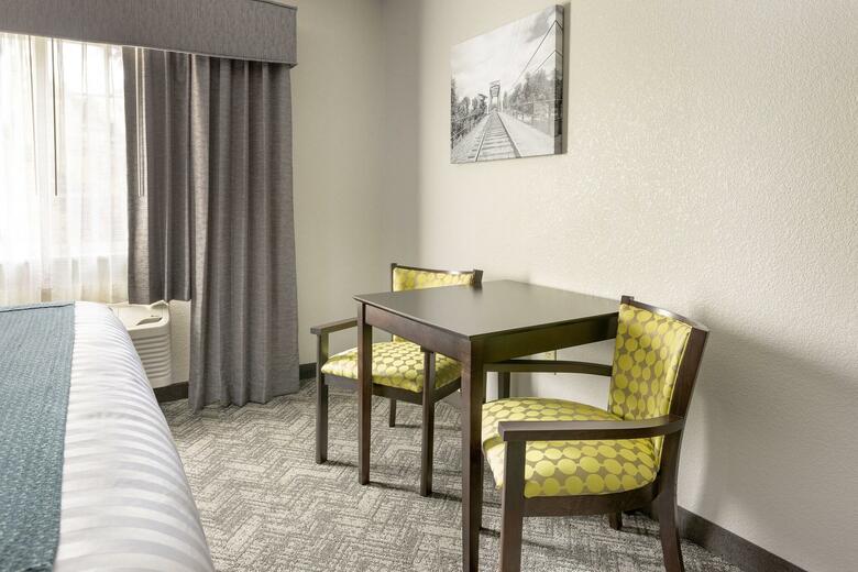 Hotel Comfort Inn & Suites