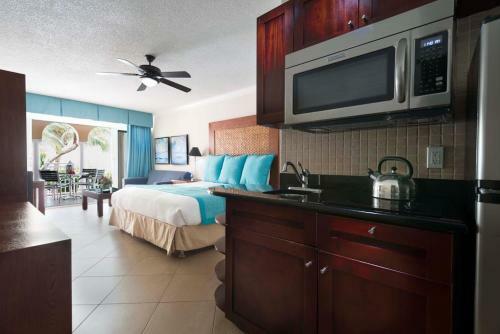 Hotel Divi Little Bay Beach Resort