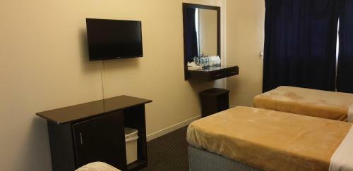 Royal Creek Hotel