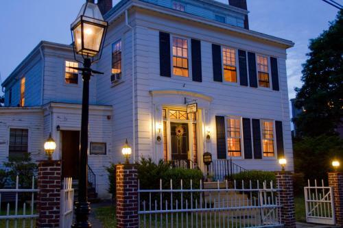 Bed & Breakfast Historic Hill Inn