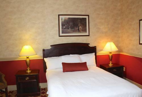 Roberts Riverwalk Urban Resort Hotel