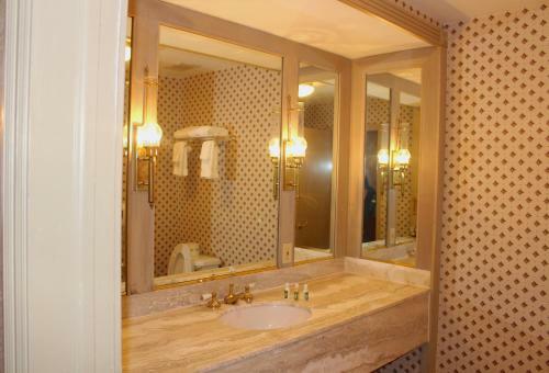 Roberts Riverwalk Urban Resort Hotel