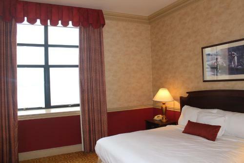 Roberts Riverwalk Urban Resort Hotel