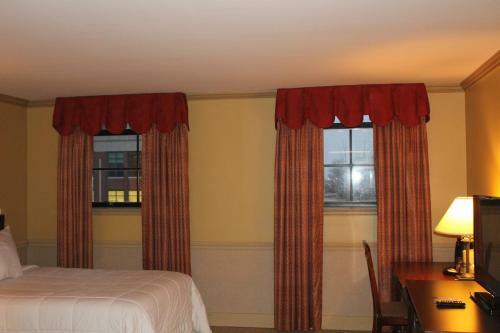 Roberts Riverwalk Urban Resort Hotel