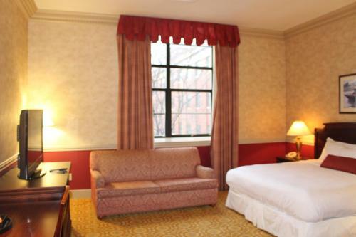 Roberts Riverwalk Urban Resort Hotel