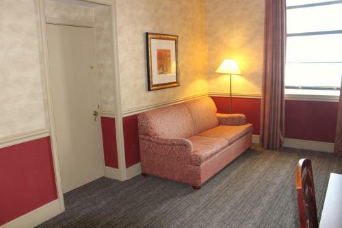 Roberts Riverwalk Urban Resort Hotel