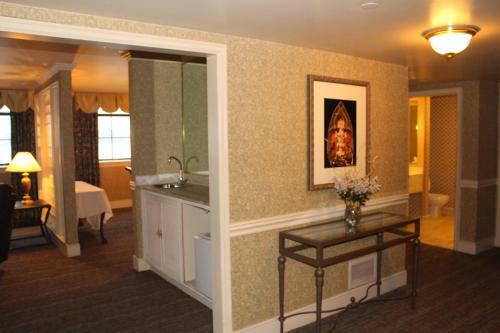 Roberts Riverwalk Urban Resort Hotel