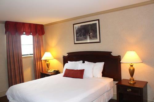 Roberts Riverwalk Urban Resort Hotel