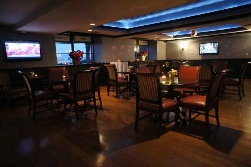 Roberts Riverwalk Urban Resort Hotel