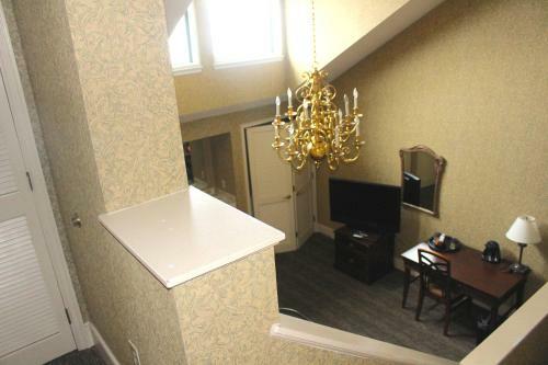 Roberts Riverwalk Urban Resort Hotel