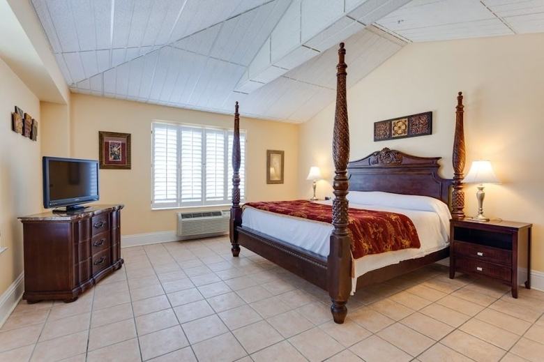 Naples Park Central Hotel