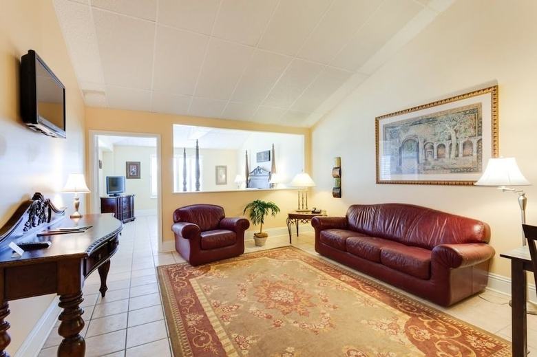Naples Park Central Hotel