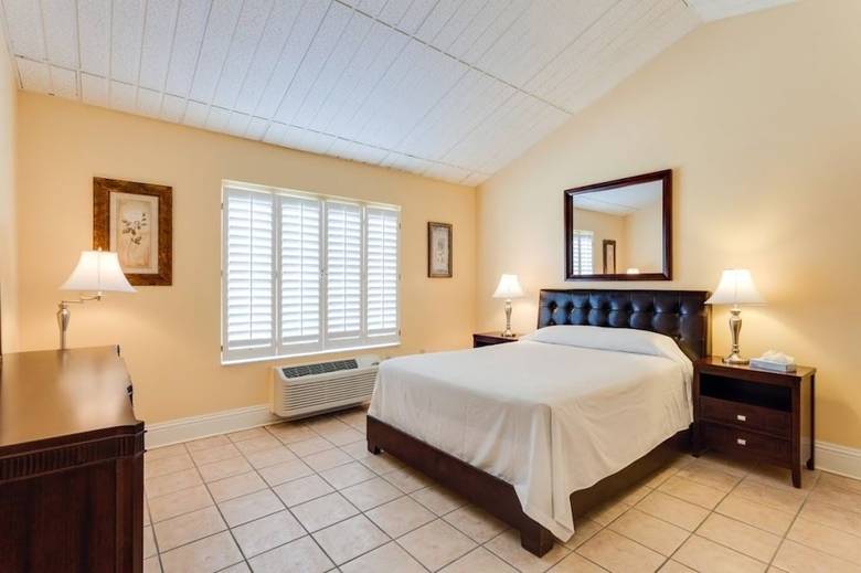 Naples Park Central Hotel