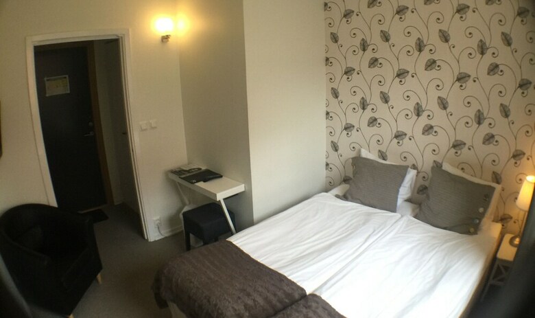 Riverside Hotel & Apartments