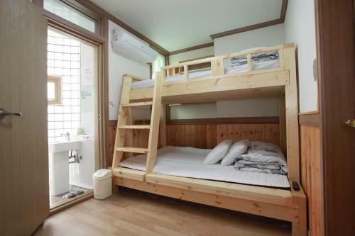 Hostal Pine Garden Guesthouse