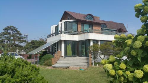 Hostal Pine Garden Guesthouse