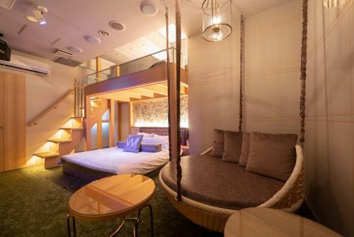 Hotel Glare Zip Club