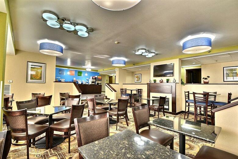 Hotel Comfort Inn & Suites