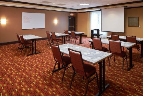 Hotel Courtyard By Marriott Evansville East