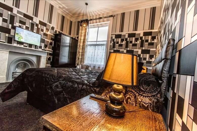 The Carlton Hotel