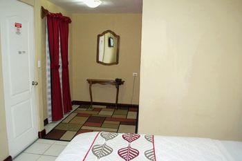 Hotel Berlor Airport Inn