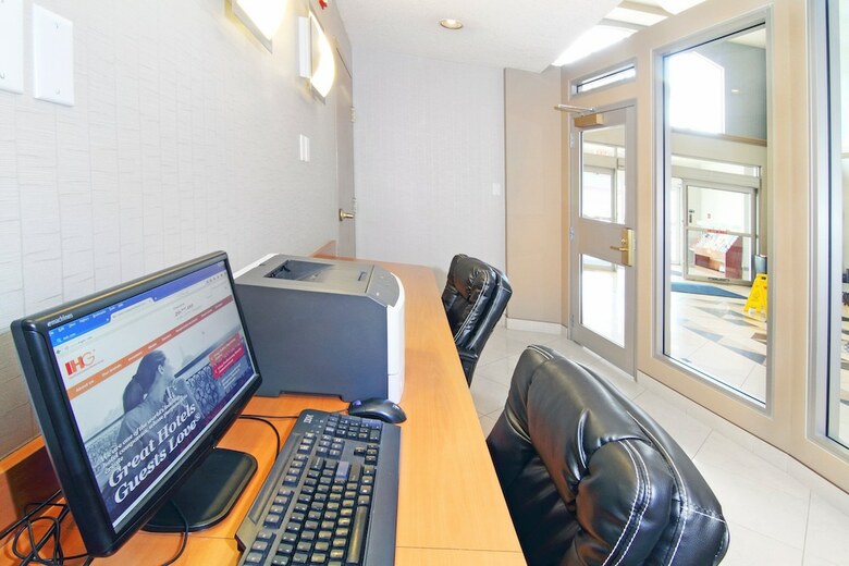 Holiday Inn Express Hotel & Suites