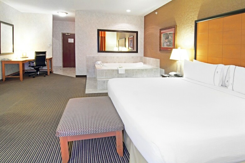 Holiday Inn Express Hotel & Suites