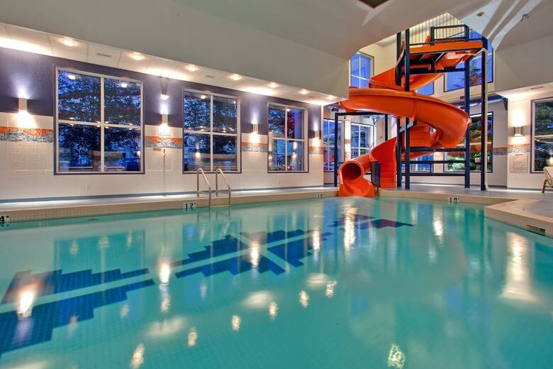 Holiday Inn Express Hotel & Suites