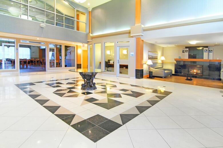 Holiday Inn Express Hotel & Suites